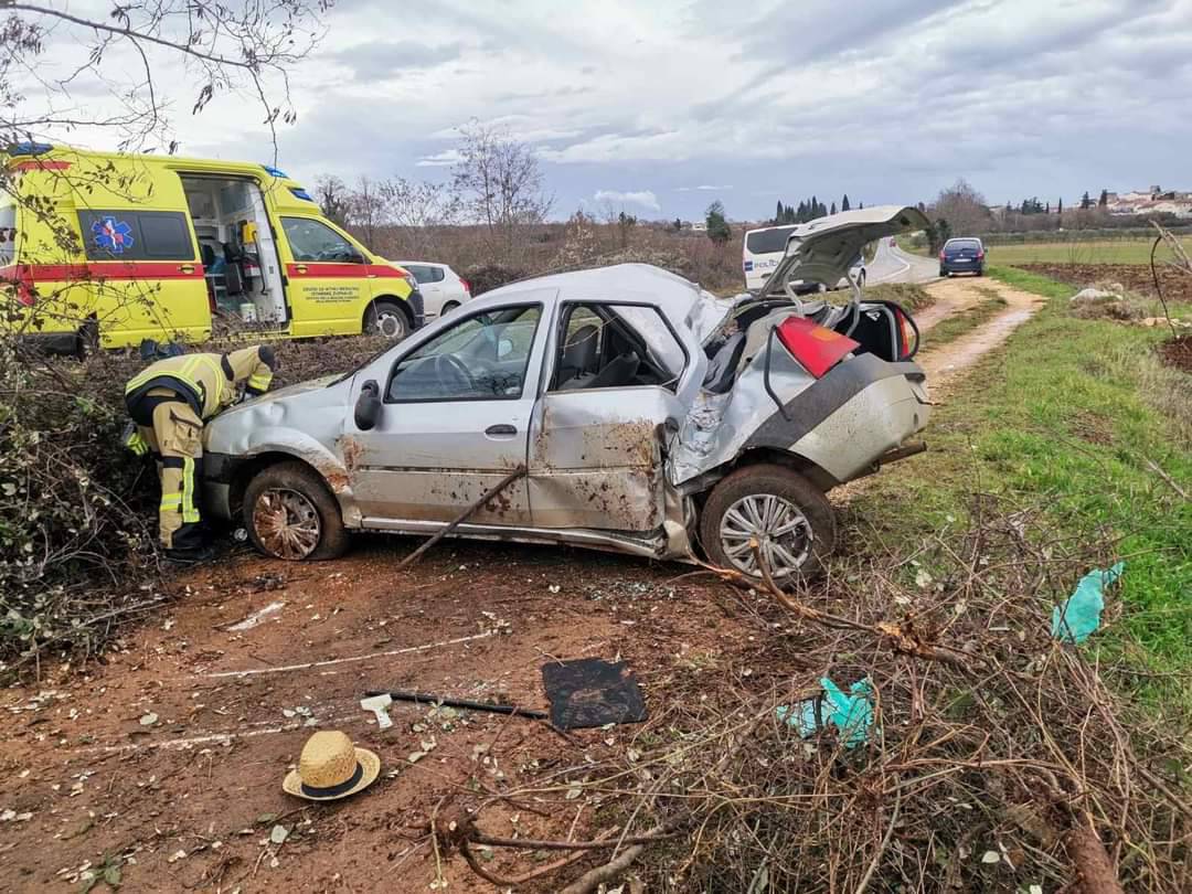 Pijan izletio s ceste, a dvoje putnika završilo u bolnici. Sud odredio istražni zatvor vozaču