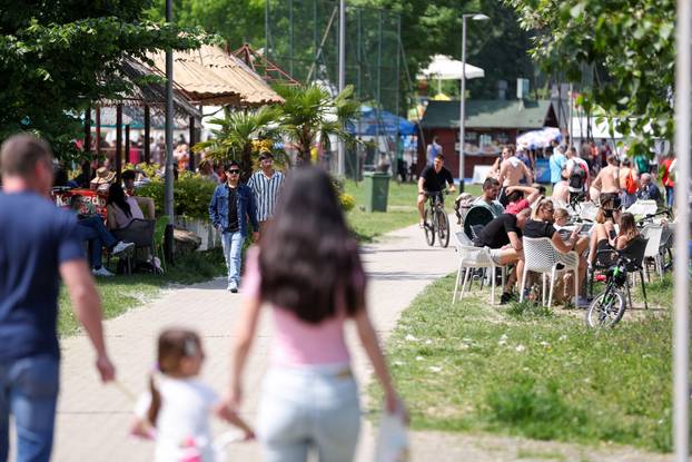 Zagreb: Građani na Jarunu uživali u roštiljanju  i druženju 