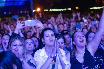 FOTO Evo kako je prošao 2. dan INmusica: Kabanice, kiša i blato nisu pokvarili koncerte publici!