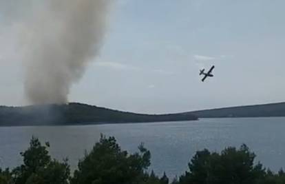 Gori borova šuma na otoku Braču, zračne snage na terenu