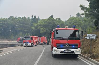 FOTO Teška noć u Tučepima: Umorni vatrogasci leže na cesti, vatra zahvatila kuće, ranč...