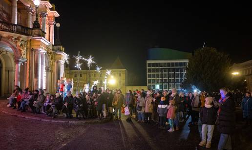 FOTO Brojni građani ispred HNK Zagreb pratili prijenos Orašara, nije im smetala ni hladnoća...