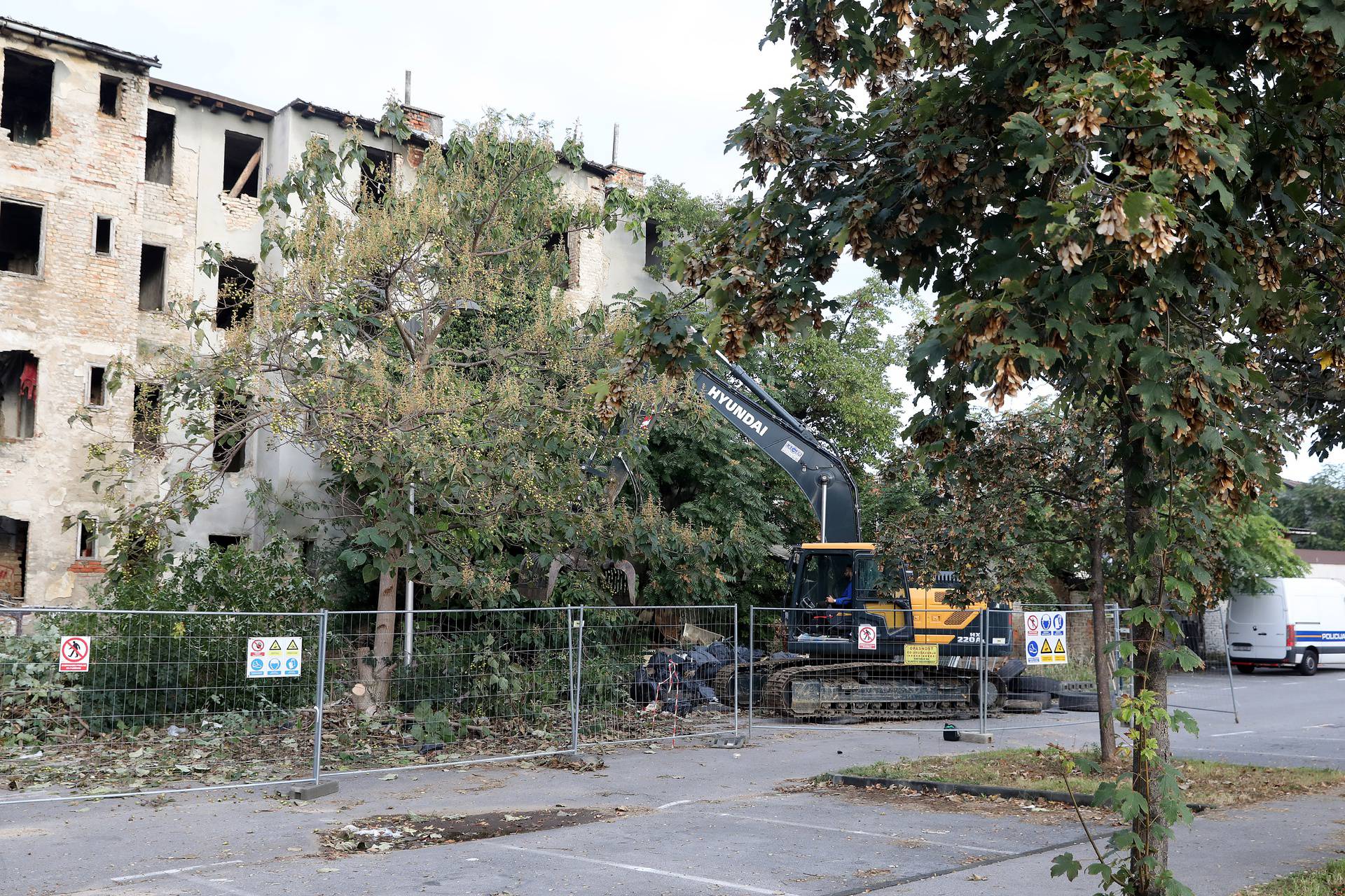 Zagreb: Počelo rušenje zgrade u Paromlinskoj 17