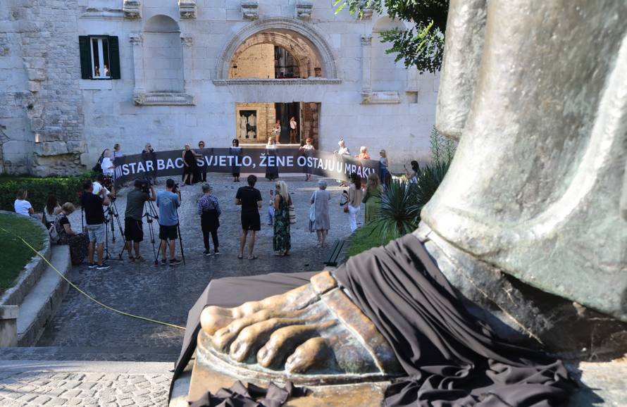 Split: Održana akcija "Dok ministar baca svjetlo, žene ostaju u mraku"
