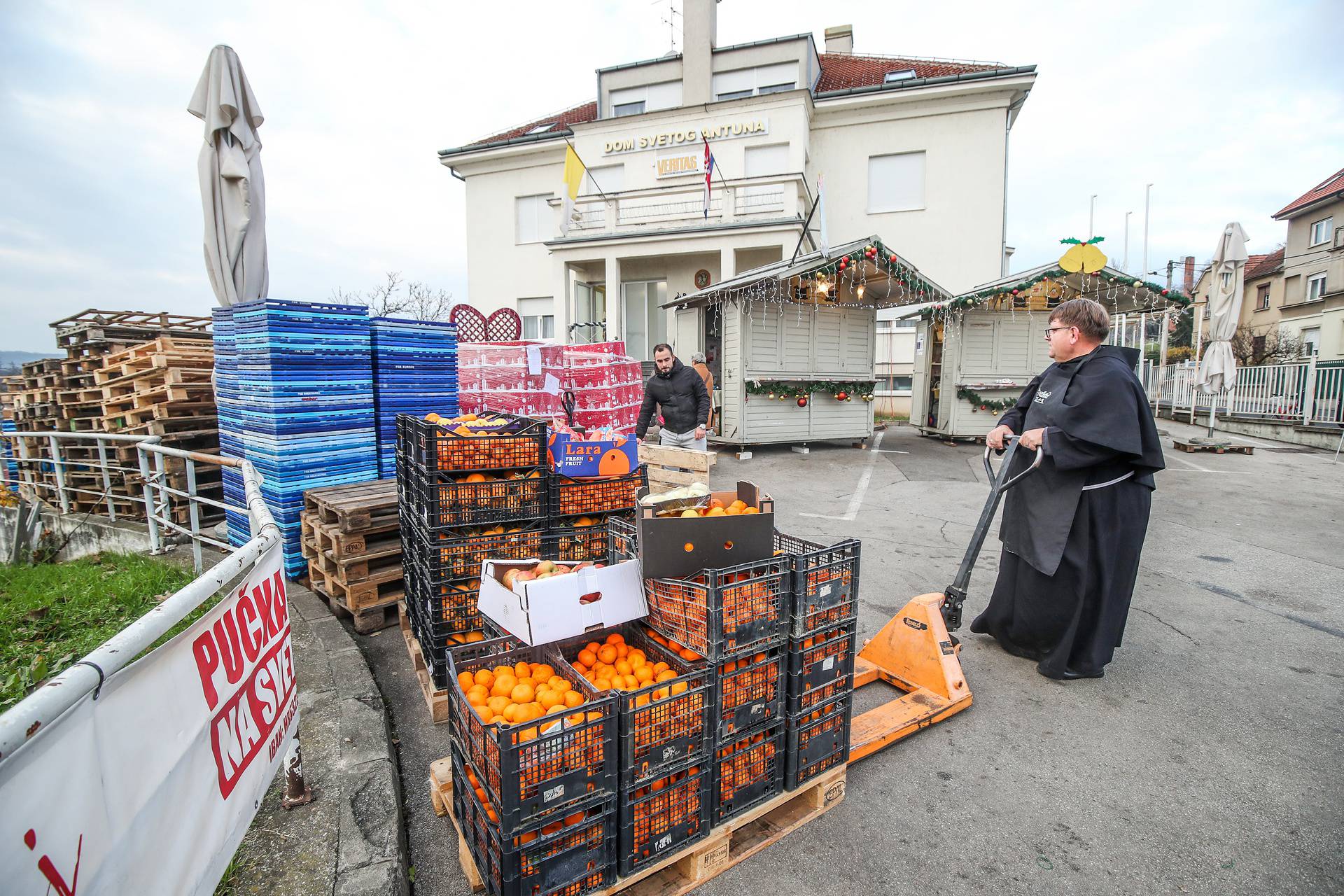 Zagreb: Podijela toplih obroka na Svetom duhu