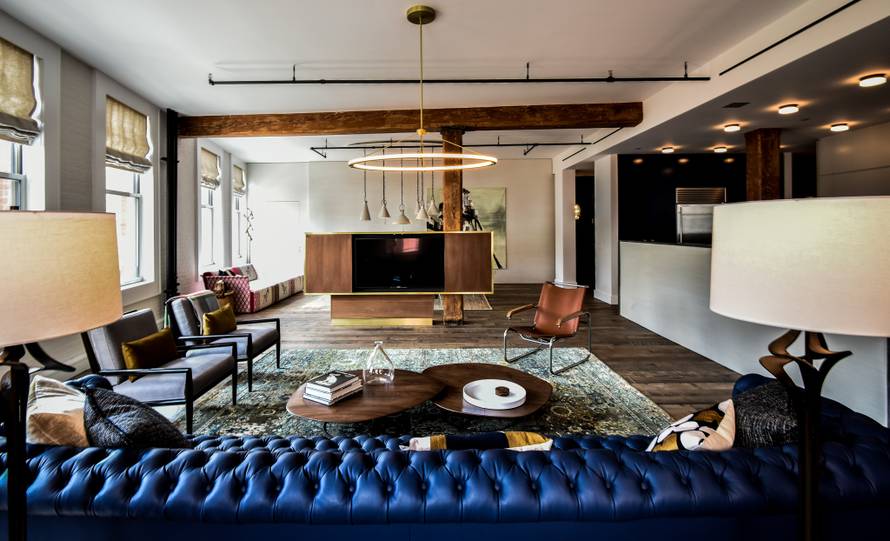 Bili smo u stanu Bowieja: Raj od 300 m2 krase cvjetne tapete, umjetnine, note i modri kauč