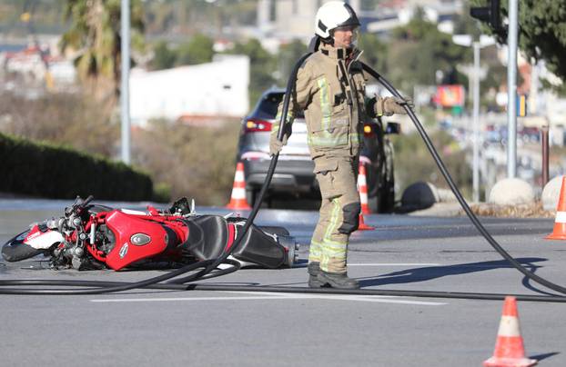 Split: U sudaru s osobnim vozilom poginuo motorist