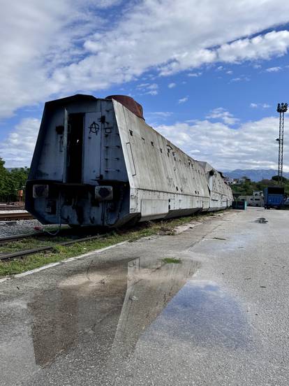 FOTO Zaboravljen i prešaran: Ovaj vlak je kulturno dobro Hrvatske, propada u Splitu...