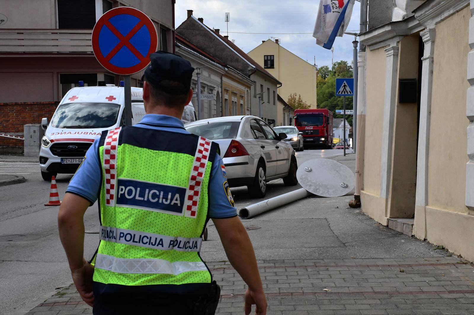 Požega - Vozač automobila zabio se u stup javne rasvjete i pao na pješakinju.