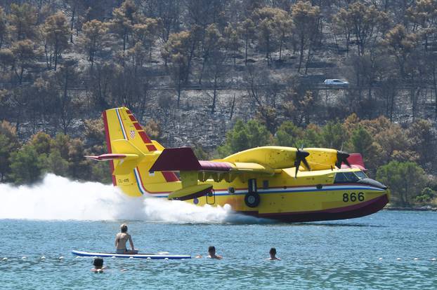 Piloti kanadera spretnim manevrima oduševljavali kupa?e u Grebaštici