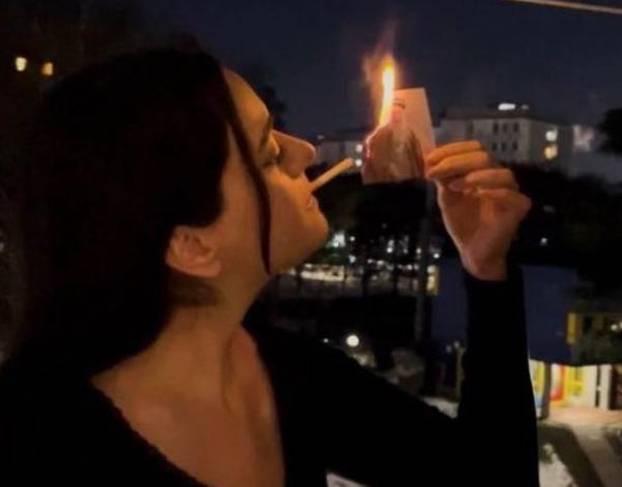 Prkos u Iranu: Mlade Iranke cigaretama pale slike vrhovnog vođe. Riskiraju smrtnu kaznu
