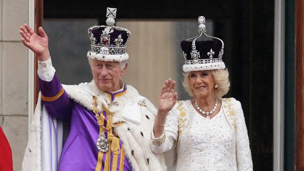 Kralj Charles III I kraljica  Camilla s balkona pala?e pozdravili okupljene 