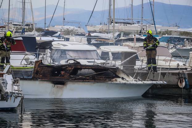 Split: Požar u lučici Špinut
