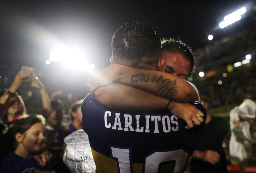 Tévez Maradonu strastveno poljubio pa s Bocom uzeo titulu