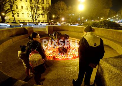 Lampaši za Akija Rahimovskog upaljeni kod Zdenca 
ivota ispred HNK u Zagrebu