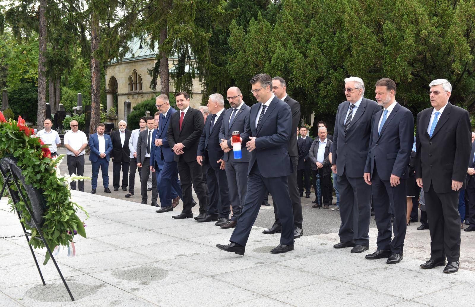 Zagreb: HDZ poloÅ¾io vijence na TuÃ°manovom grobu