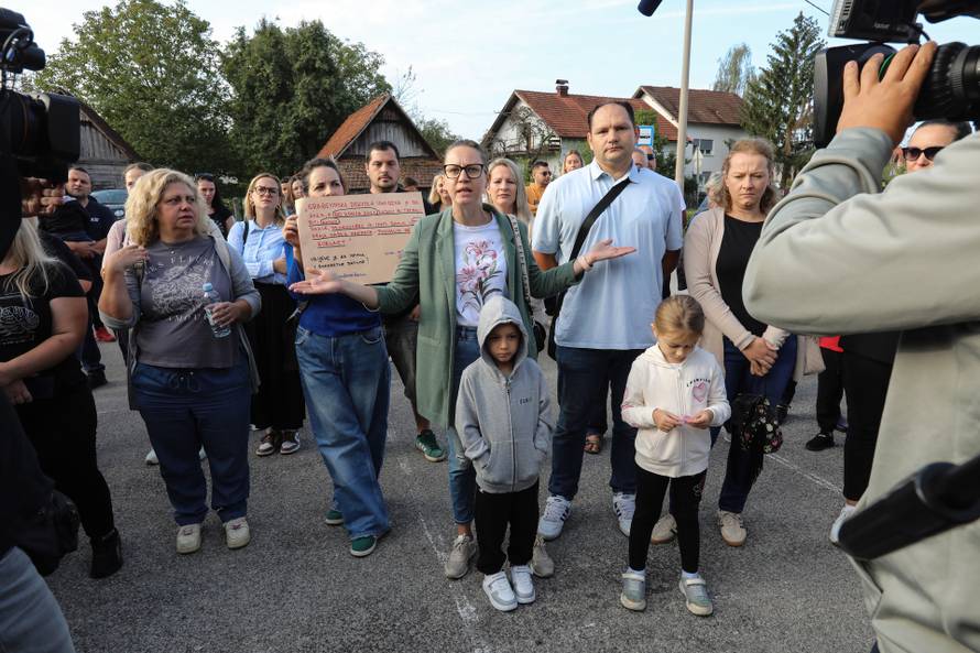 Zagreb: Prosvjed roditelja i djece Donjeg Dragonošca koja nastavu pohađaju u vatrogasnom domu