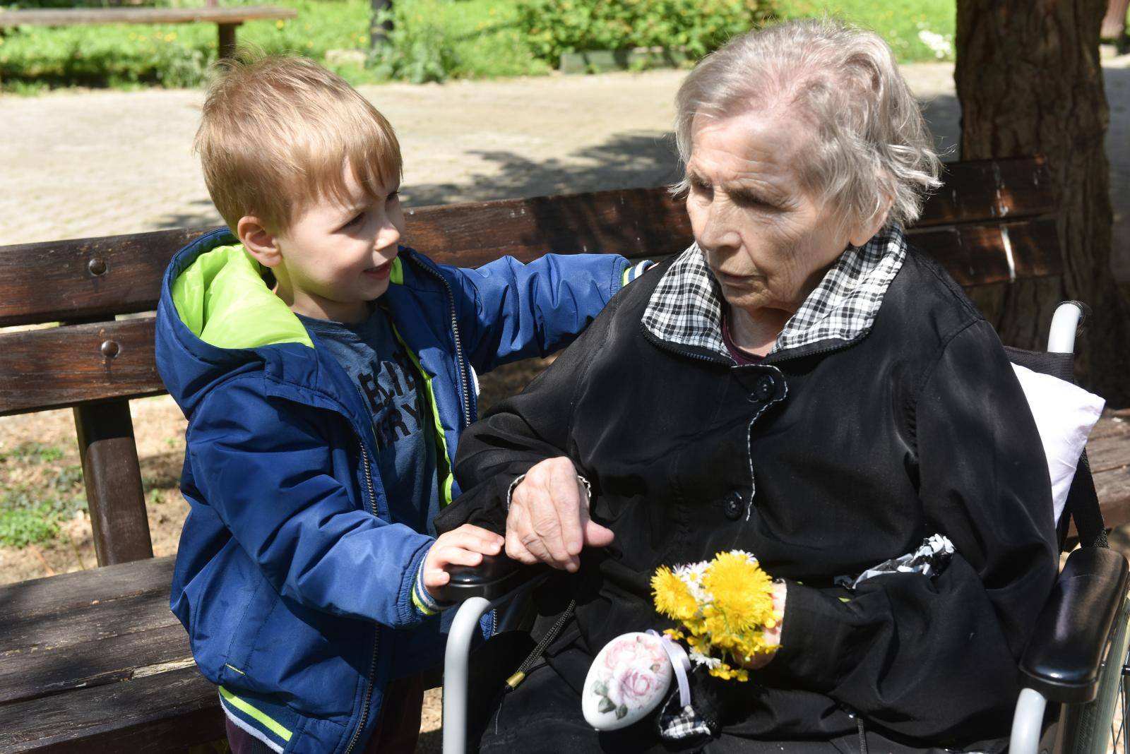 Nerazdvojni su: Mariji (82) je Jan (4) uljepšao život u domu