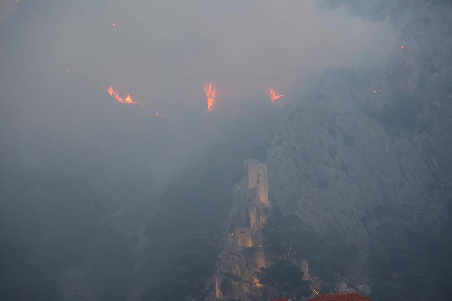Požar kod Omiša i dalje bukti