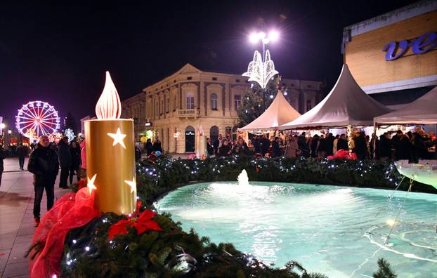 FOTO Blagdanska atmosfera na paljenju druge adventske svijeće u Slavonskom Brodu