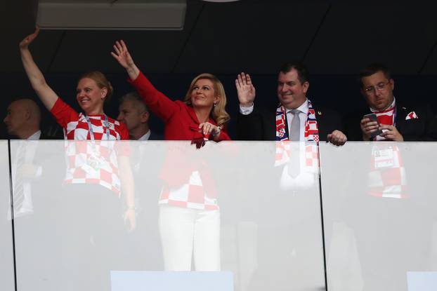 Moskva: Kolinda Grabar-Kitarović sa suprugom Jakovom bodri Vatrene u finalu SP-a