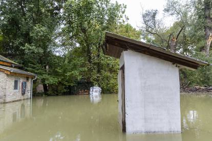 FOTO Vrhunac vodenog vala je stigao u Batinu: Ljudi se voze u čamcima, kuće su poplavljene