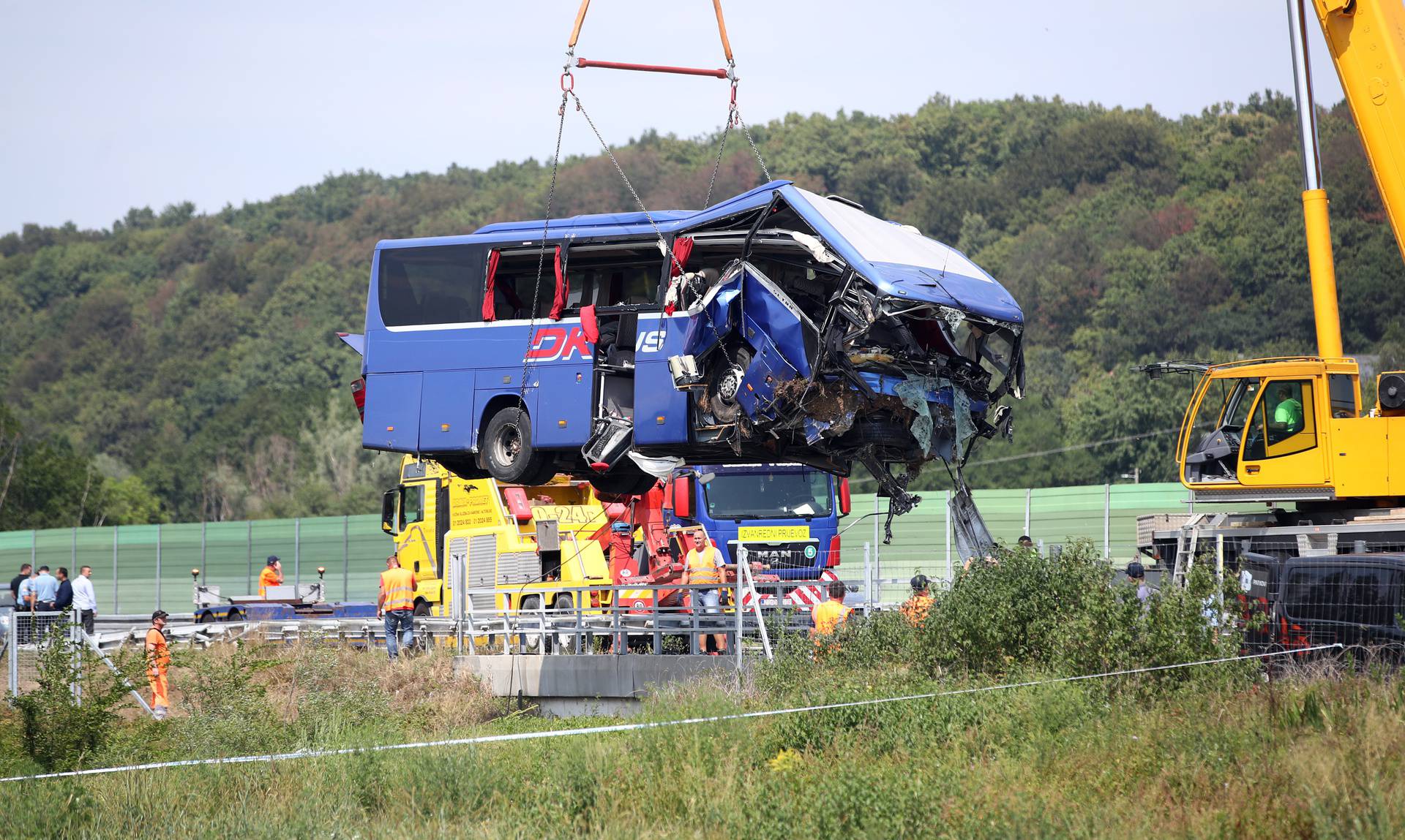 Teška nesreća na A4: Izvlačenje autobusa nakon nesreće u kojoj je poginulo 12 ljudi