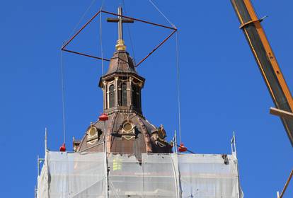 FOTO Pogledajte postavljanje obnovljene kupole tornja na baziliku u Palmotićevoj