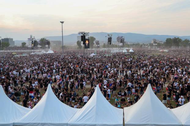 Zagreb: Obožavatelji zauzimaju mjesta unutar Hipodroma uoči početka koncerta