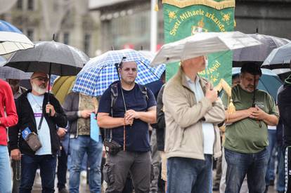 Pod šarenim kišobranima digle plakate i stale pred molitelje na Trgu: 'Ja o sebi odlučujem!'