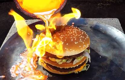 Jedan prepečeni molim: Burger su prelili bakrom na 1085°C