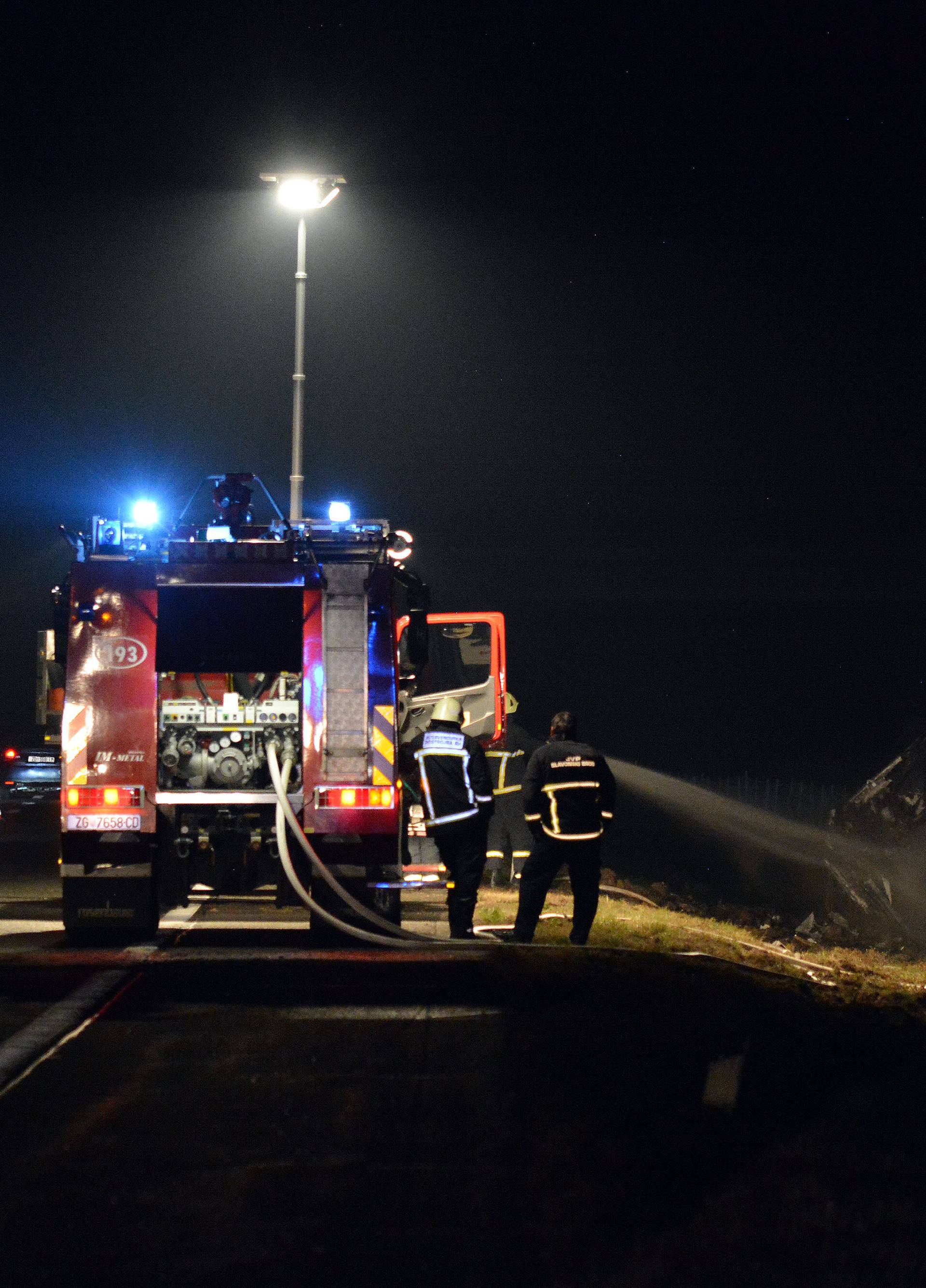 Na autocesti Bregana-Lipovac prevrnula se cisterna i zapalila