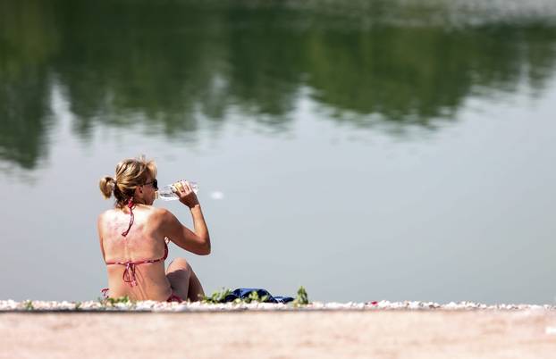 Zagreb: Građani osvježenje od vrućina potražili na jezeru Bundek