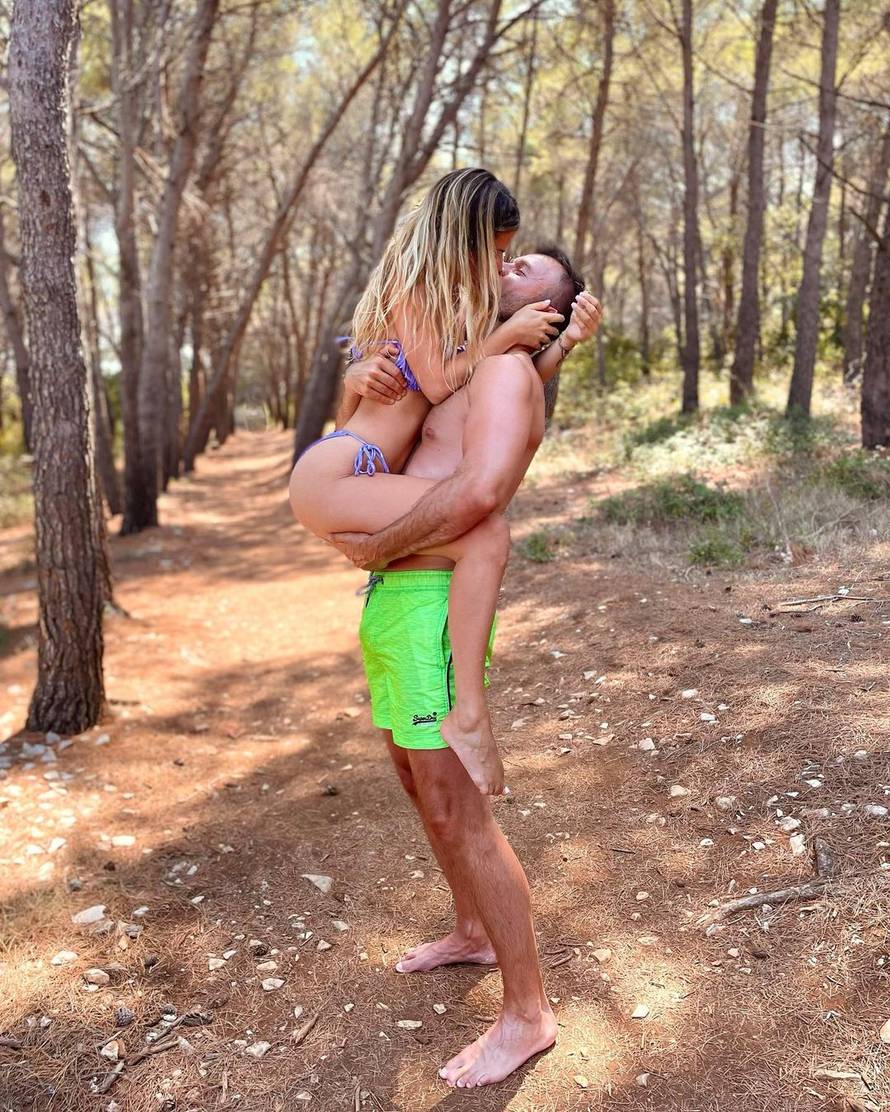 Ecija u strastvenom zagrljaju s dečkom Goranom: 'Samo dva sretna klinca koja se jako vole'