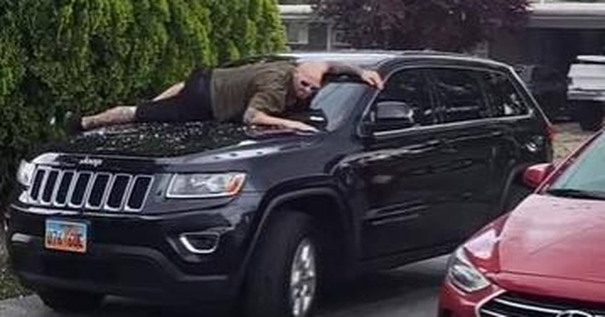 VIDEO Nemojte ovo raditi kod kuće: Skočio je na šajbu auta da je spasi od naleta jake tuče!