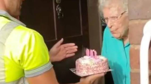 Svi plaču: Čistači ulice tortom ganuli baku za 100. rođendan