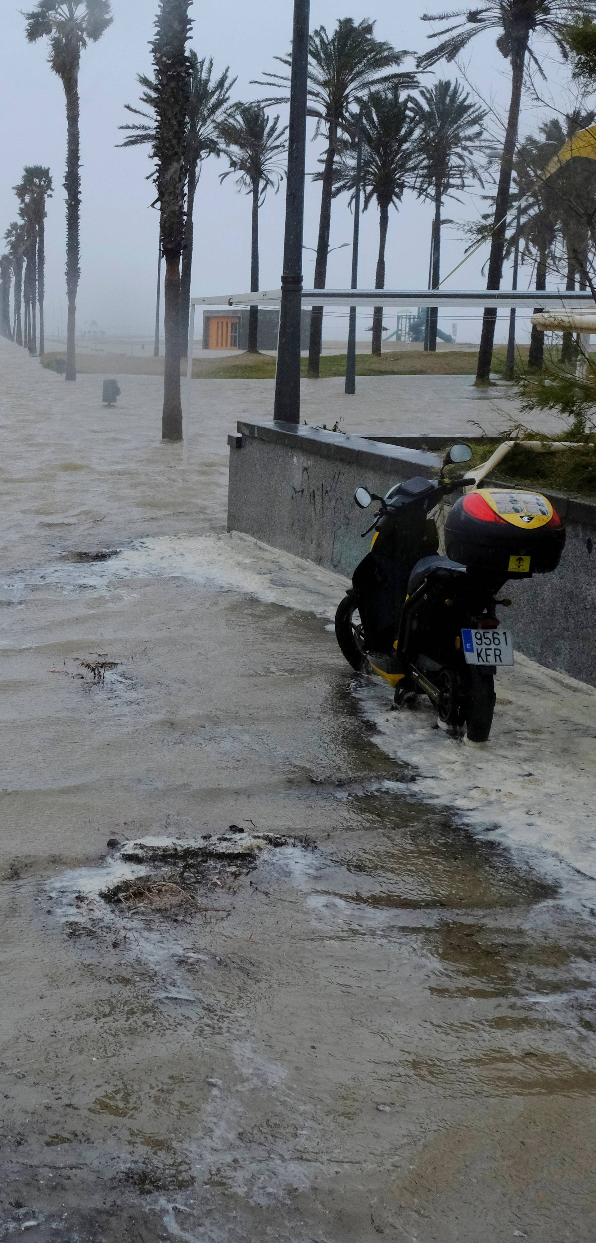 Valovi od 15 metara, pjena na ulicama, bujica odnijela ljude