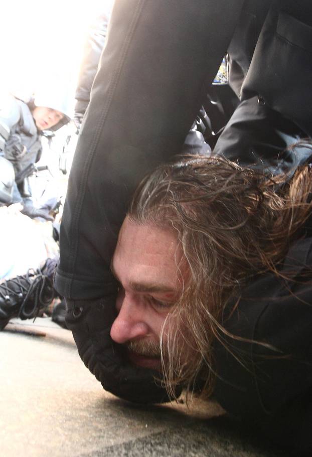 ARHIVA: Zagreb: Na prosvjedu protiv EU policija grubo privela nekolicinu prosvjednika