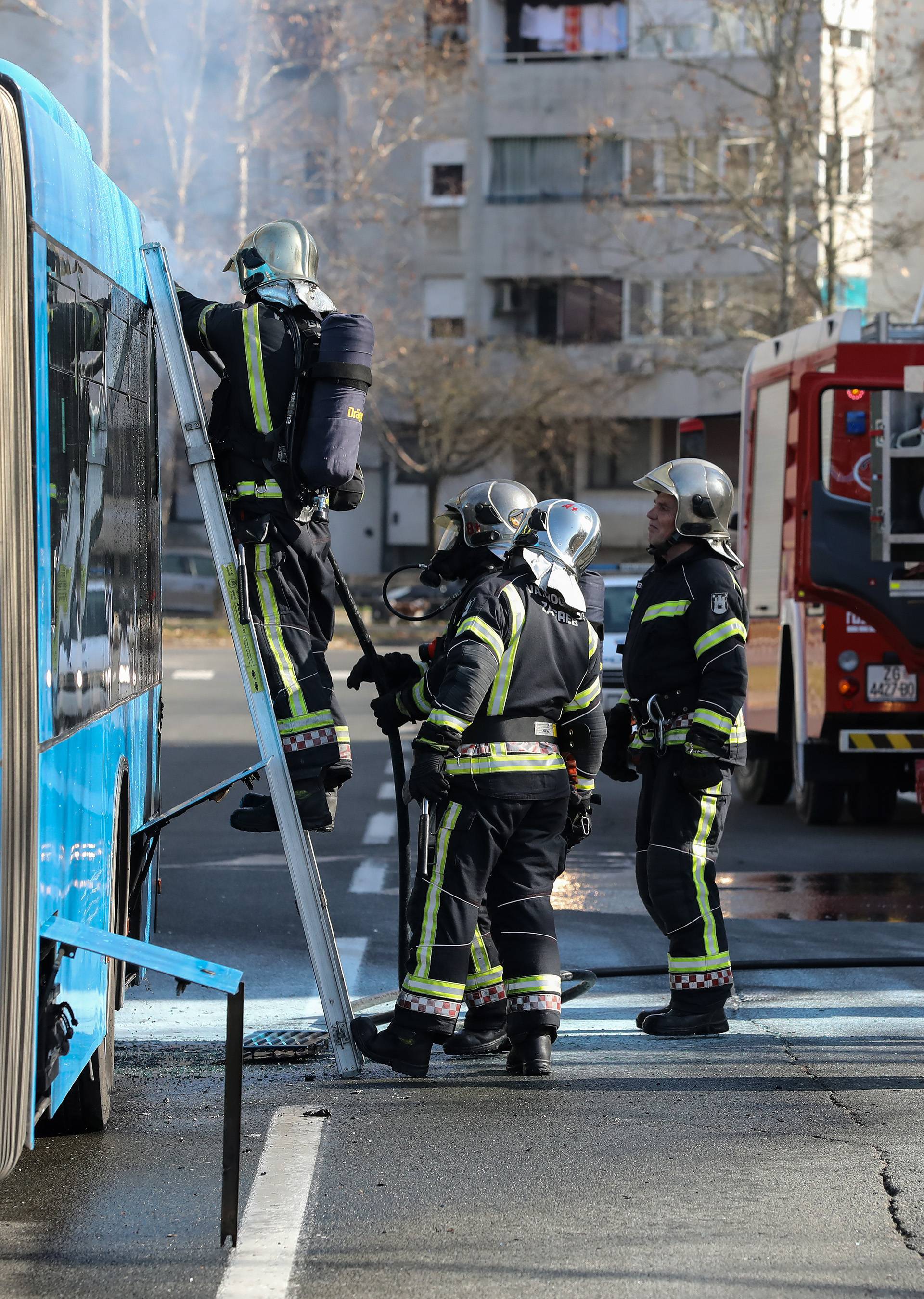 Zagreb: Vatrogasci ugasili poÅ¾ar na autobusu ZET-a na izlasku iz naselja Dugave