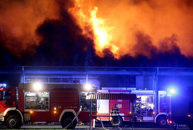 Zagreb: Oko 30 vatrogasaca bori se s požarom koji je buknuo na Žitnjaku