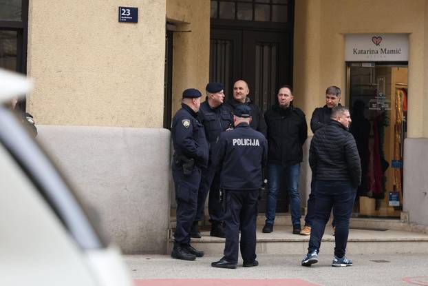 Zagreb: Okupljanje članova A-HSP-a pod vodstvom Dražena Keleminca ispred središnjice HDZ-a