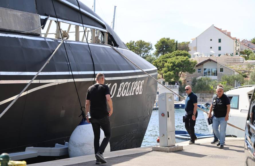 Policijski očevid u Milni nakon tragične pomorske nesreće u Splitskim vratima