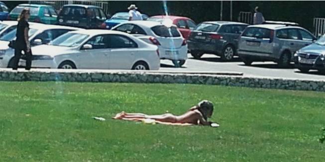 Plaža je daleko: Usred Splita se skinula u tange i uživa u suncu