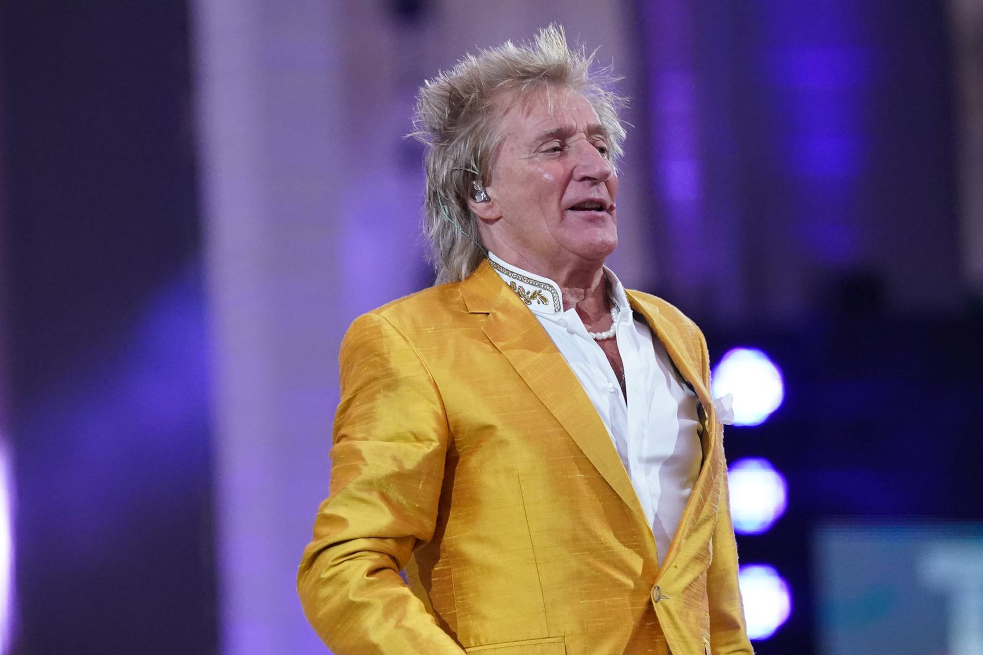 Sir Rod Stewart dedicates song to Ukraine