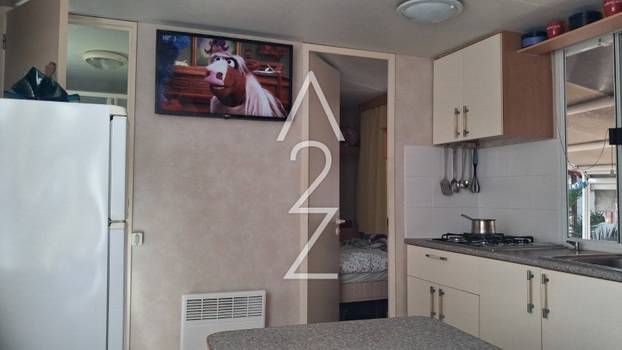 FOTO U Novalji prodaju kućicu od 30 m2 za 12.000 €! Mobilna je: 3 su hladnjaka i ova oprema