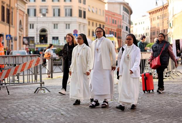 Rim: Brojni vjernici na Trgu sv. Petra čekaju procesiju s tijelom pape Franje
