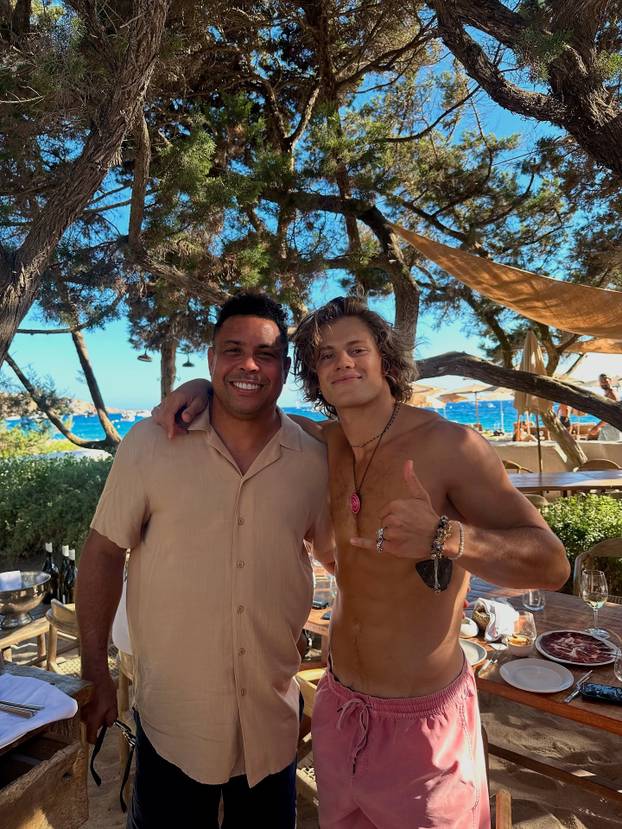 FOTO 'Alpski modni mačak' voli nositi bunde, suknje i lakirati nokte. Sad dominira skijanjem