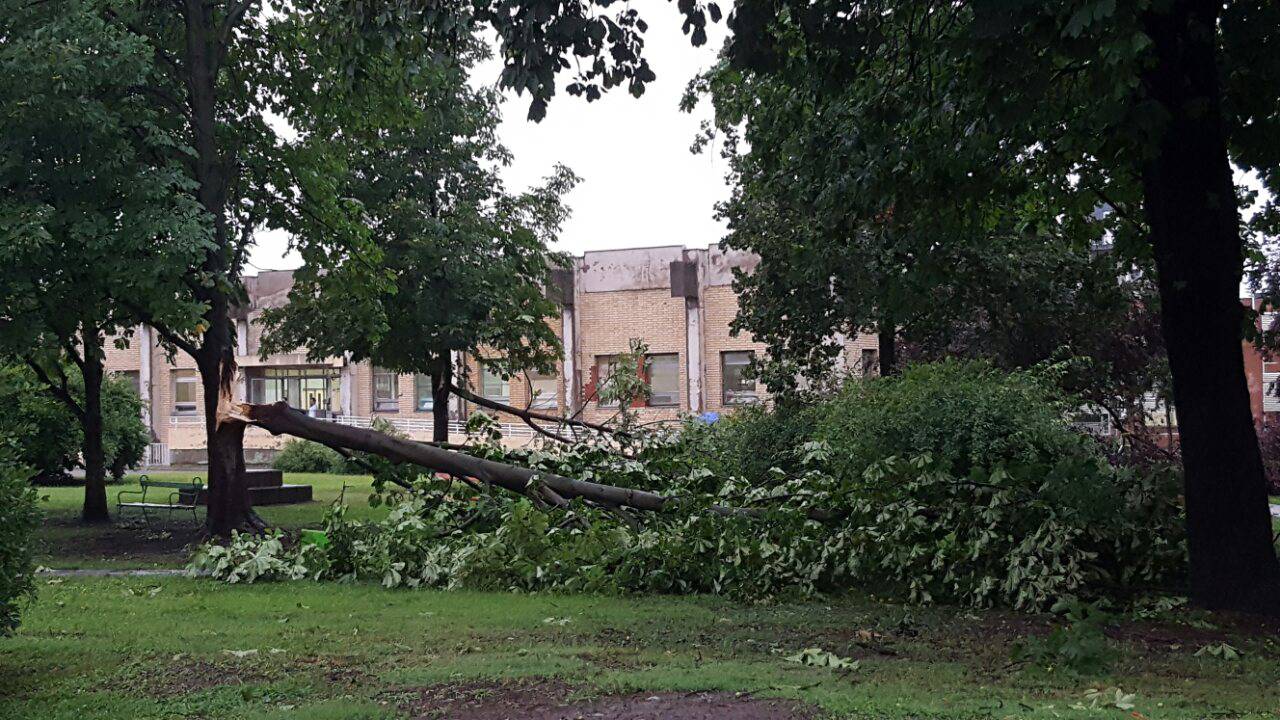 Kaos u Osijeku: Bolnica ostala bez krova, hitno selili pacijente