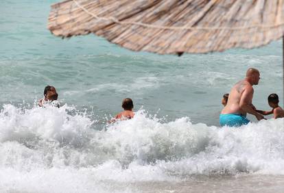 FOTO Puna plaža u Primoštenu