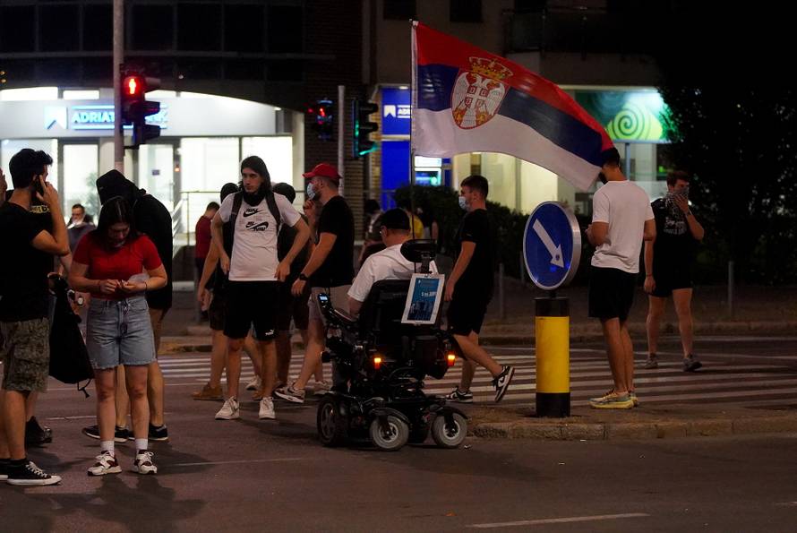 Policija i vojska suzavcima rastjerala okupljene prosvjednike u Novom Beogradu